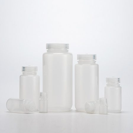 30ml HDPE széles-szájú üveg. HDPE üveg, PP kupak nagyon jó kémiai ellenállású enélkül a betét. áttetsző , 400/doboz