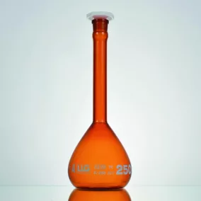   LLG mérőlombik 10 ml, boroszilikát 3,3 borostyánsárga, A osztály, NS 10/19, PE dugóval, fehér skálával, gyártási tanúsítvánnyal, 2 db-os csomag