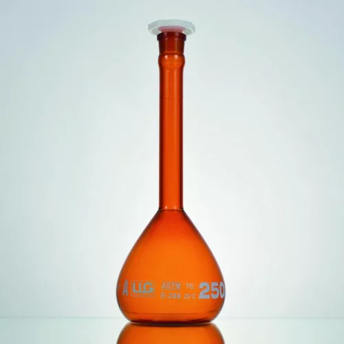 LLG mérőlombik 100 ml, boroszilikát 3,3 borostyánsárga, A osztály, NS 14/23, PE dugóval, fehér skálával, gyártási tanúsítvánnyal, 2 darabos csomag