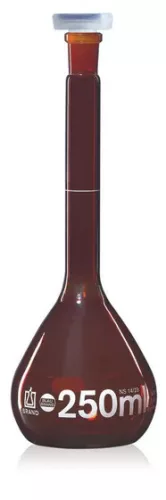 BLAUBRAND A osztályú DE-M típusú, borostyán 25 ml-es térfogatmérő lombik, Boro 3.3, NS 12/21, PP-dugó, fehér színben,